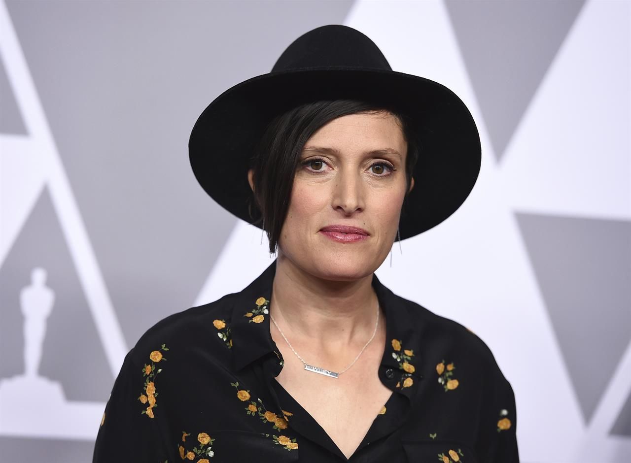 Jim Burke, Charles B. Wessler, Nick Vallelonga, Peter Farrelly, dan Brian Currie dengan bahagia merayakan atas kemenangan mereka pada Academy Awards 2019